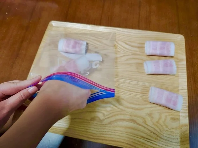 カットしたベーコンを一つずつ保存袋に(▶︎次へ)