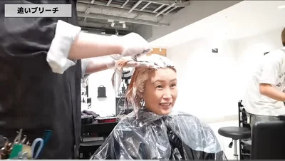 追いブリーチ。「痛くはない」と話す女性▶ブリーチ後の衝撃の仕上がりは…！？（⇒次へ）