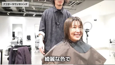 きれいな髪色になり、笑顔がこぼれる女性▶ドライヤーで髪を乾かし…（⇒次へ）