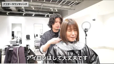 アフターカウンセリングでアドバイスをする美容師さん▶4時間の長丁場を終え…（⇒次へ）