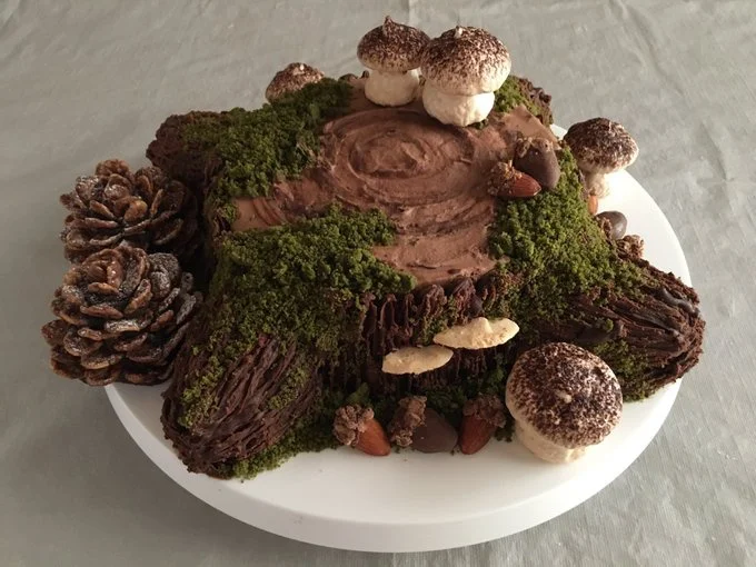 切り株のブッシュドノエル▶︎細部までこだわっていて（⇒次へ）