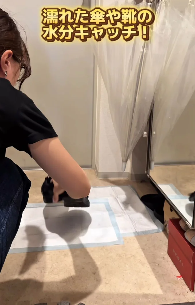 傘や靴の水分をキャッチしてくれて玄関が汚れない！▶「うっかり」も防いでくれる…！？（⇒次へ）