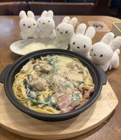食べたかった牡蠣クリームパスタに小うさぎ総出▶1人じゃないよ（⇒次へ）