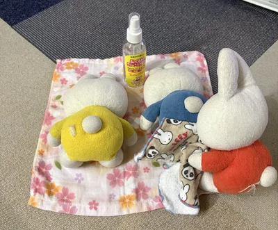 お出かけ後は拭き拭きします▶子うさぎたちが集まってきた！（⇒次へ）