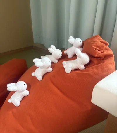 登山する小うさぎさんたち▶見晴らしの良い場所へ到着！（⇒次へ）