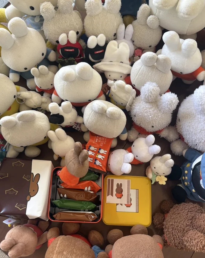 ぽうさんがお持ちのぬいぐるみは60体近くだそう！▶一緒にお食事の写真も投稿されています（⇒次へ）