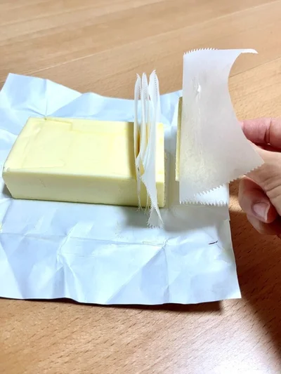 クッキングシートごとバターを取り出し…（▶︎次へ）