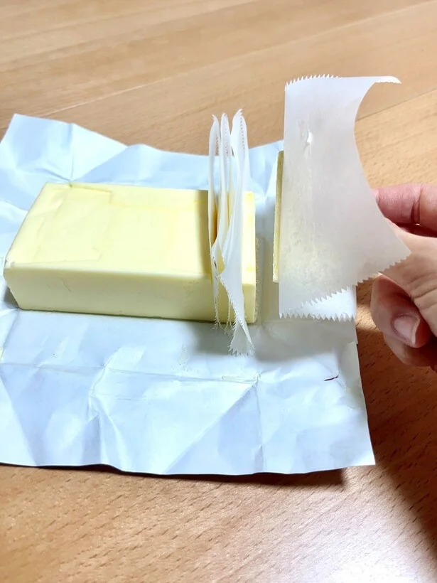クッキングシートごとバターを取り出し…（▶︎次へ）
