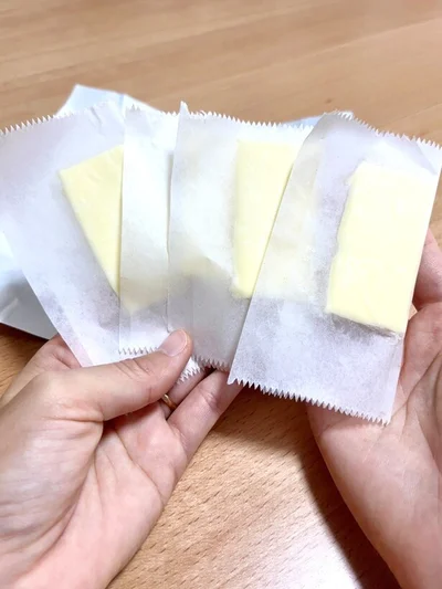 バターを挟むように包めば、小分けは完成！（▶︎次へ）