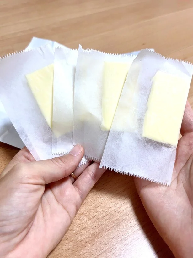 バターを挟むように包めば、小分けは完成！（▶︎次へ）