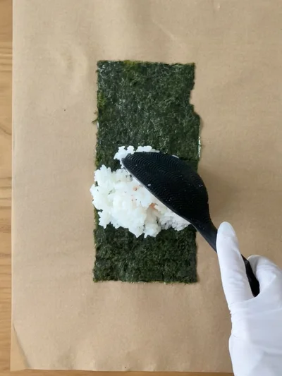 具材が隠れるようにご飯でフタを（▶︎次へ）