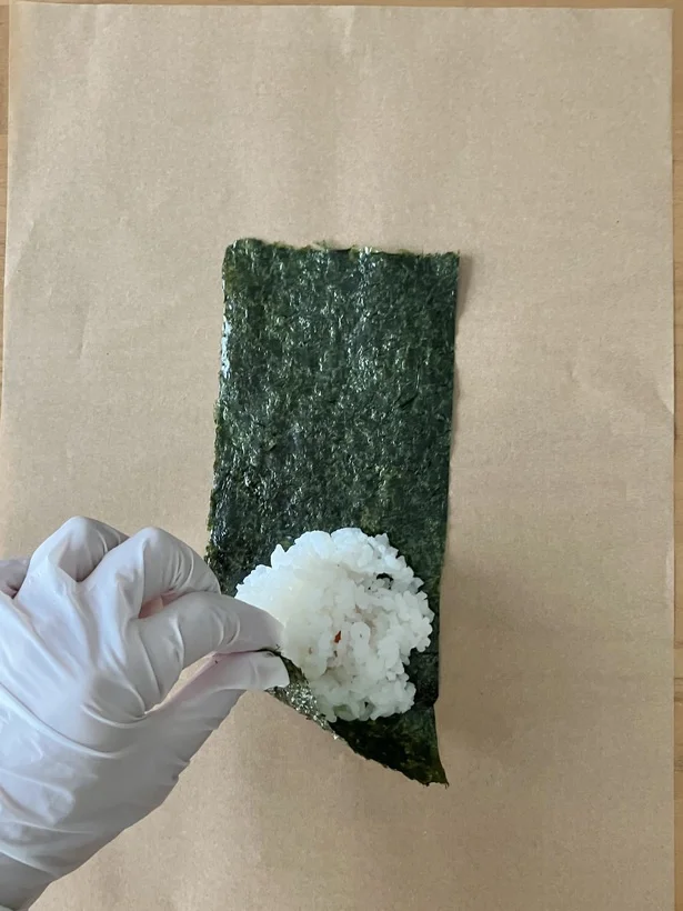 のりの左下の角を持ち上げて…（▶︎次へ）