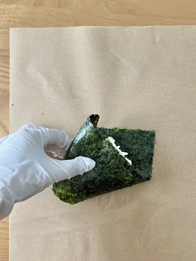 右下の角を、先ほど真ん中あたりに折った左下の角に…（▶︎次へ）