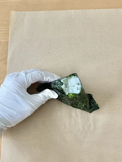 底の部分を整えるようにおにぎりを立てて完成！ 