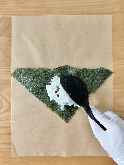 具材が隠れるようにご飯をのせて…（▶︎次へ）