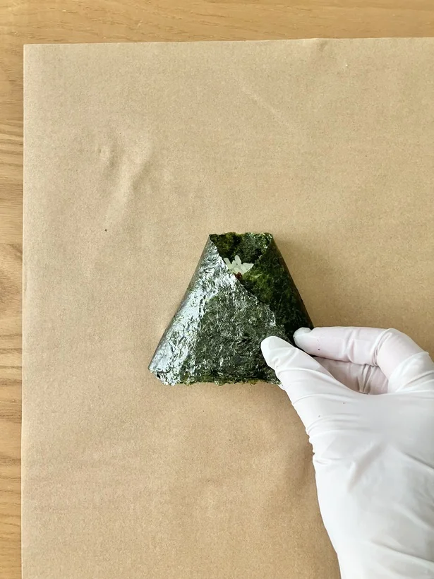 左の角を反対側へ折り込んで完成！