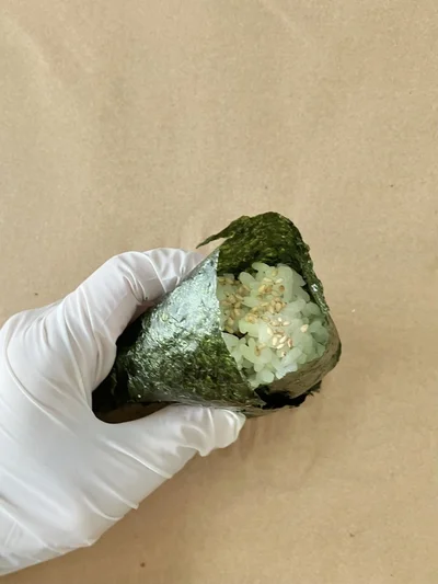 左の角を反対側へ折り込んで完成！ ごまのトッピングをしたり…