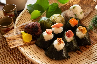 「凄い」「最高」見た目も味もまるでお店のおにぎり！簡単に「握らず」できる裏ワザがSNSで話題