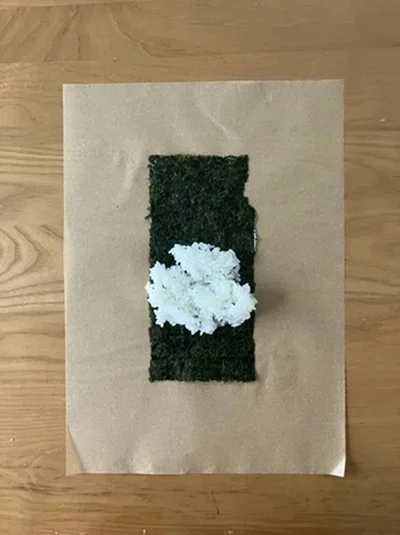 縦長になるようにのりを置いて手前に少しだけスペースを開けてご飯をおく（▶︎次へ）