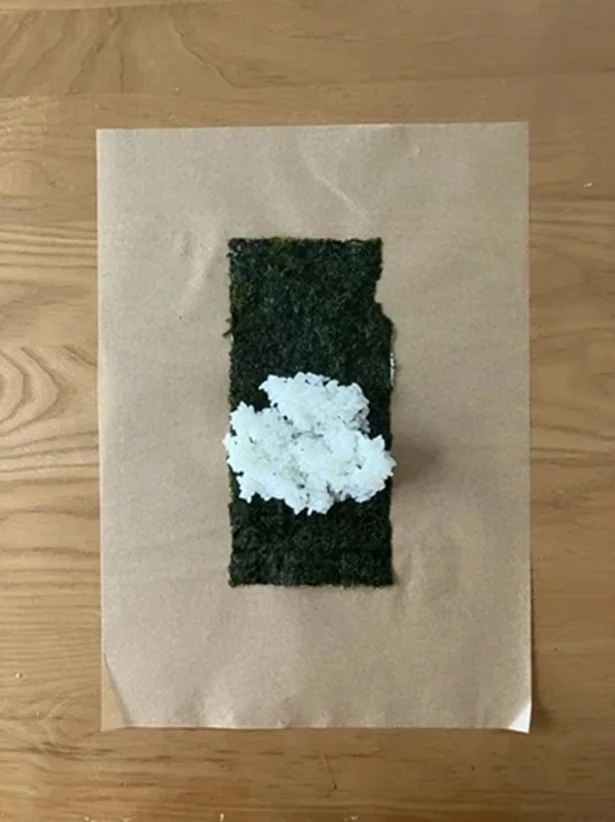 縦長になるようにのりを置いて手前に少しだけスペースを開けてご飯をおく（▶︎次へ）