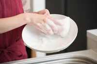 “柔らかい面”で食器を洗うのは間違い!? 今さら聞けないキッチンスポンジの正しい使い方
