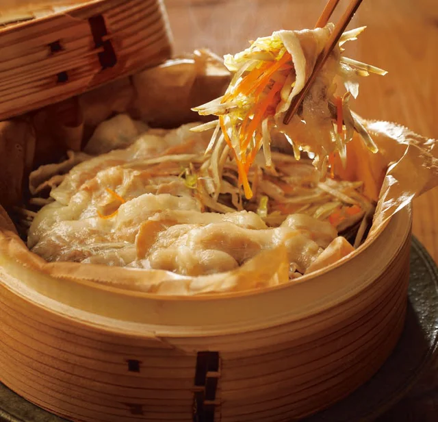 野菜を手軽にたっぷり食べられる「千切り野菜の豚肉蒸し」