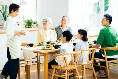 多忙な時期に大活躍！レンジ調理や混ぜるだけで家族が喜ぶ「贅沢ごはん」3選