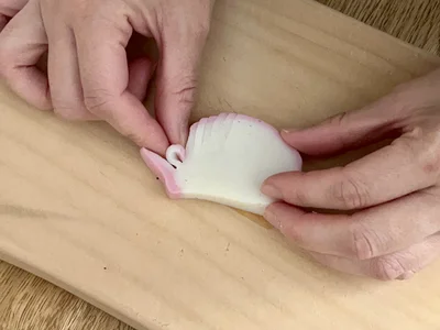 切り込みにかまぼこを差し込んでいく