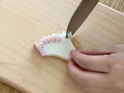 カットして耳を作ります