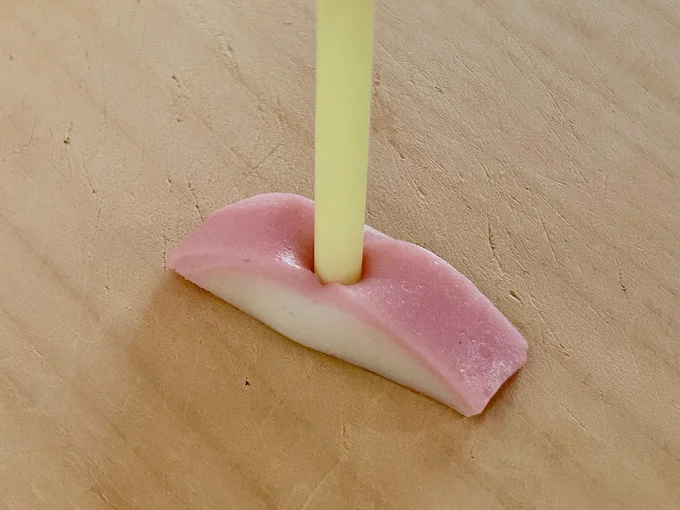 ストローで目になるパーツを切り抜いて…