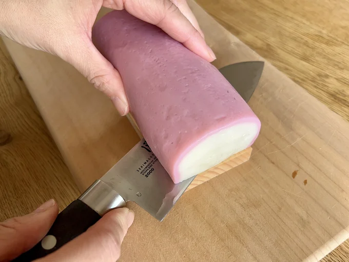 かまぼこは包丁の背で剥がすのが正解!
