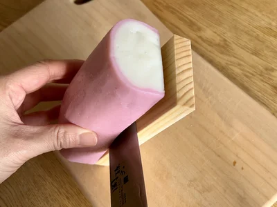 3分の1くらいまで板から外したら、後は自然に剥がれてきます