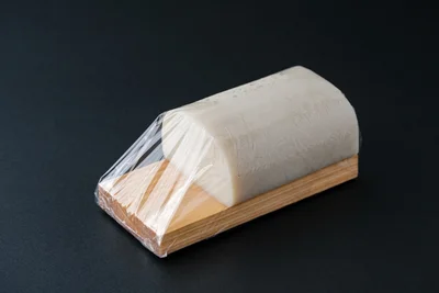 かまぼこ専用ケースがないときは、ラップで包んで冷蔵庫へ