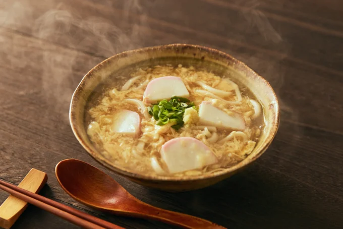 シンプルでやさいい味わいの、かまぼこの卵とじうどん
