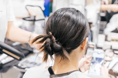 ざっくりラフなまとめ髪に