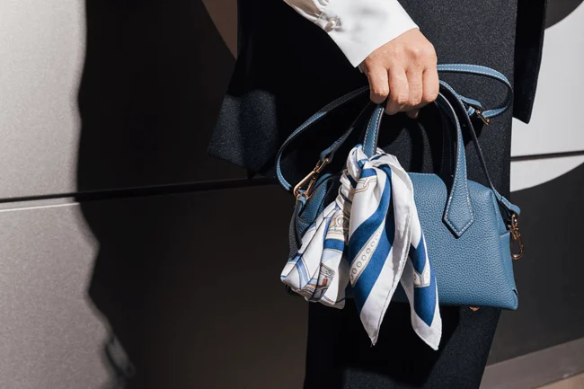 色味のあるバッグとスカーフがアクセント