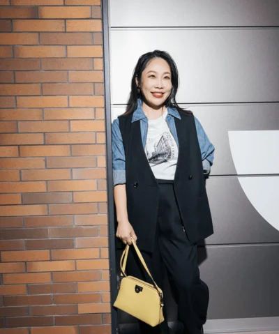 同じセットアップでカジュアル寄せのアレンジも