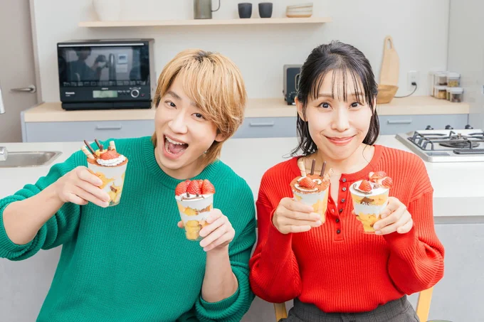 いちごをぜいたくに飾り付けた豪華なトライフル！