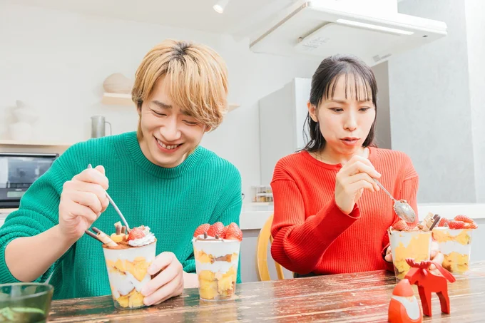 クリスマスの思い出をしみじみ話す小山姉弟。小山さんが明かしたのは「正直あまりピンとこない。一人でコンビニのクリスマスケーキを買ってきてさんまさんの番組を見ながら…」▶詳しいトークは本文へ