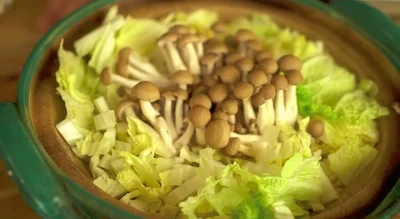 出汁を使わず野菜の旨味で作るので、きのこ類は必須