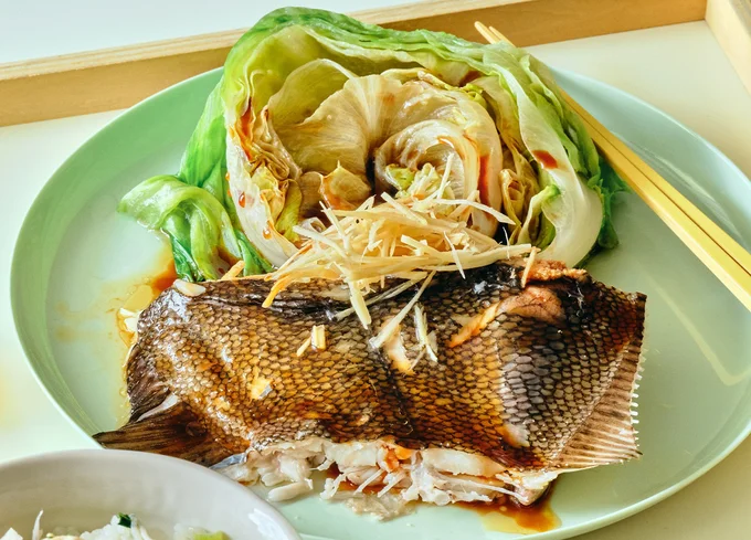 白身魚とレタスのオイスターソースがけ