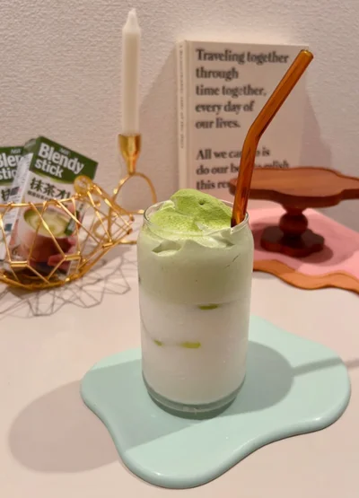 抹茶ダルゴナアイス（次画像からはパウンドケーキやスコーンなどのレシピ付き！眠れない孤独な夜の過ごし方を提案するコミックエッセイ『眠れぬ夜はケーキを焼いて』が読めます）