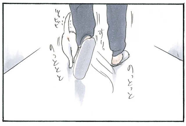 お父さん、器用すぎる！ 足元に這い寄る子猫を踏まない見事なステップ