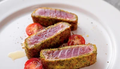 パン粉にパセリを混ぜて鮮やかな緑になるようアレンジしました