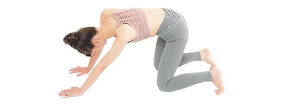 四つ這いになり、息を吸って