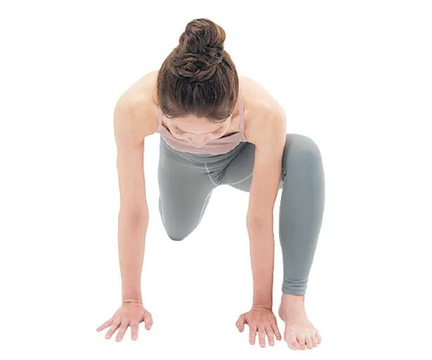 左足を左手の外側に置きます