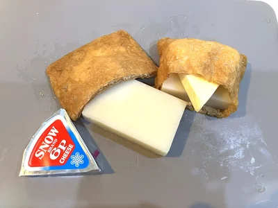 いなり揚げの中に切りもちと６Pチーズを入れる