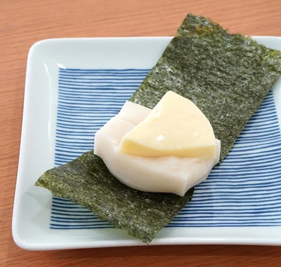 【おもちとろッピ～の作り方】のりの上におもちをのせてレンチン▶