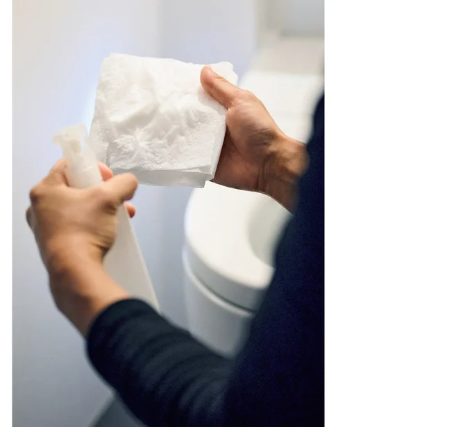 トイレットペーパーに吹きつけて