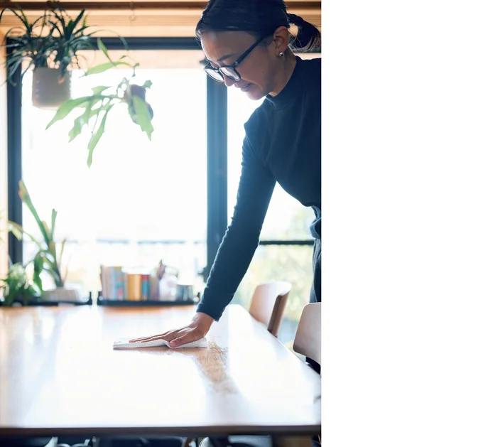 まずはテーブル上を拭いて